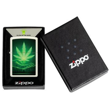 Zippo aansteker Cannabis Glow in the Dark in verpakking