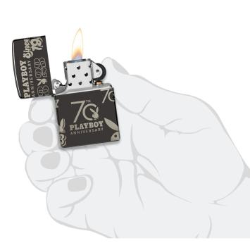 Zippo aansteker Playboy 70th Anniversary Lighter in hand